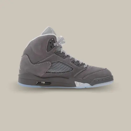 Air Jordan 5 Retro Wolf Grey 2026 vue latérale intérieure sneaker Jordan grise – Offsneakz