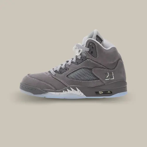 Air Jordan 5 Retro Wolf Grey 2026 vue latérale  avec numéro 23 – Offsneakz