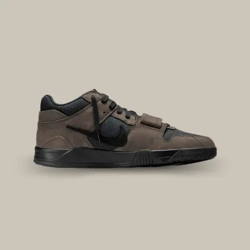 La Air Jordan Jumpman Jack TR Travis Scott Dark Mocha vue de côté avec sa base en toile noir et ses empiècement en nubuck marron foncé.