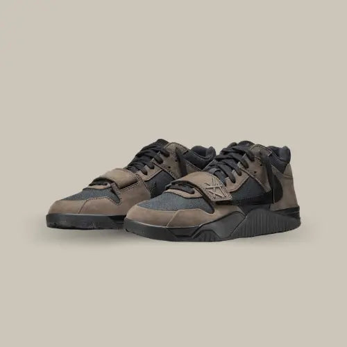 Après la Air Jordan Jumpman Jack TR Travis Scott Sail, voici la Air Jordan Jumpman Jack TR Travis Scott Dark Mocha, fruit de la collaboration entre Nike et Travis Scott, incarnant parfaitement le style streetwear audacieux et sophistiqué. Avec ses teintes&nbsp;marron foncé, ses empiècements en nubuck et sa toile robuste, cette sneaker arbore un design polyvalent et intemporel.