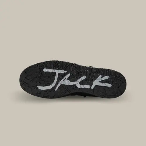 La semelle de la Air Jordan Jumpman Jack TR Travis Scott Dark Mocha de couleur noir avec l'écriture "Jack" écrit en blanc.