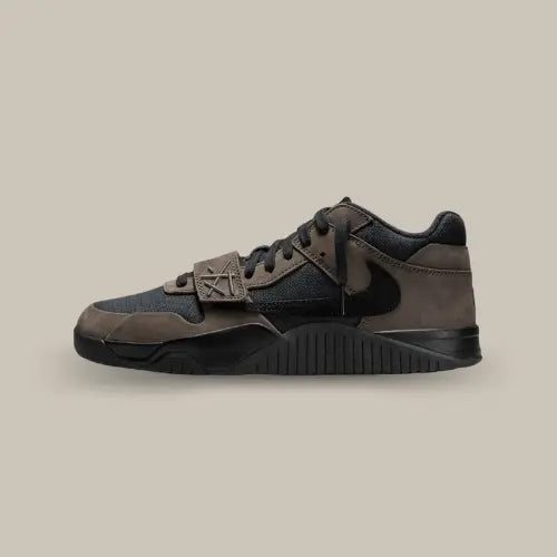 La Air Jordan Jumpman Jack TR Travis Scott Dark Mocha vue de côté avec sa base en toile noir et ses empiècement en nubuck marron foncé. On retrouve le logo à l'envers, signe emblématique de la collection Travis Scott.