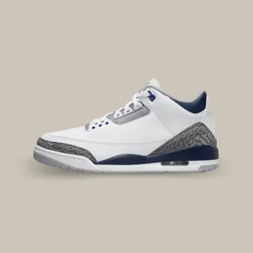 L Air Jordan 3 de coté avec son cuir grainé blanc, ses motifs elephant print et ses touches de bleu marine.