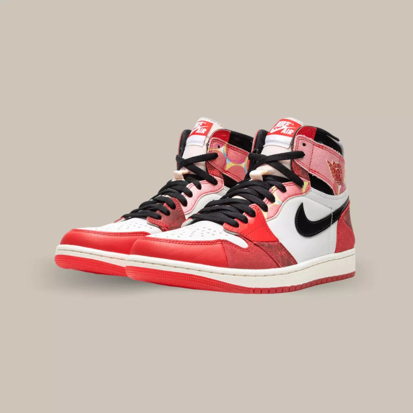 La Air Jordan 1 High OG Spider-Man Across the Spider-Verse possède une base de cuir blanc avec des superpositions de cuir et de daim rouge. On retrouve des rappels du voyage de Miles Morales dans le Multivers.