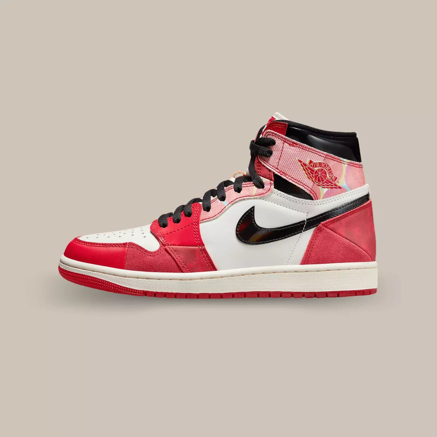 La Air Jordan 1 High OG Spider-Man Across the Spider-Verse de coté avec sa  base de cuir blanc et ses superpositions de cuir et de daim rouge.