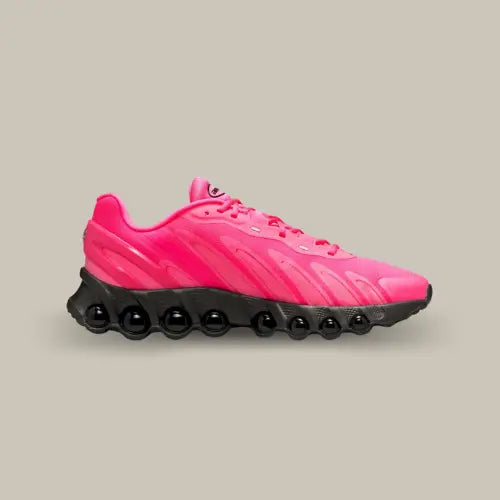 La Air Max Dn8 Hyper Rose vue de côté avec sa base en mesh rose avec son nouveau système Air de couleur noir composé de huit capsules d'air.