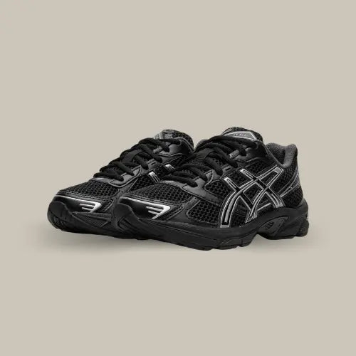 La ASICS Gel-1130 Black Pure Silver est la parfaite fusion entre le rétro et l'innovation moderne. Avec sa tige noire, cette sneaker est subtilement rehaussée par des touches argentés qui lui confèrent un look sophistiqué. Inspirée des modèles de course des années 2000, elle allie un style nostalgique à des matériaux contemporains pour une durabilité et un confort optimal. Équipée de la célèbre technologie Gel d’ASICS, elle assure un amorti exceptionnel. 