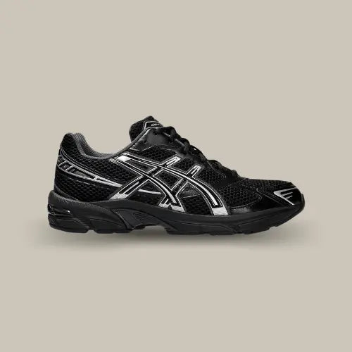 La ASICS Gel-1130 Black Pure Silver vue de côté avec sa base en mesh noir et des empiècements de couleur argent.