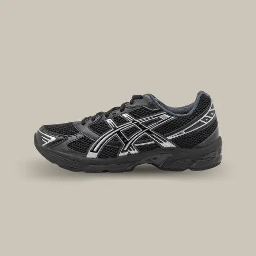 La ASICS Gel-1130 Black Pure Silver vue de côté avec sa base en mesh noir et des empiècements de couleur argent.