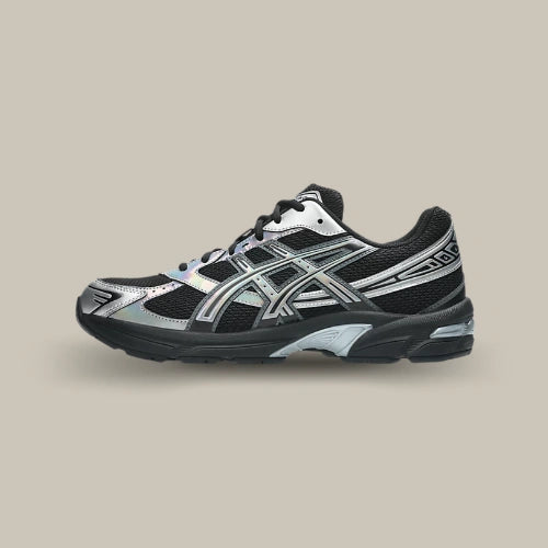ASICS Gel-1130 Black Pure Silver noire avec empiècements argentés et détails irisés, vue de profil sur fond blanc. Disponible sur Offsneakz.
