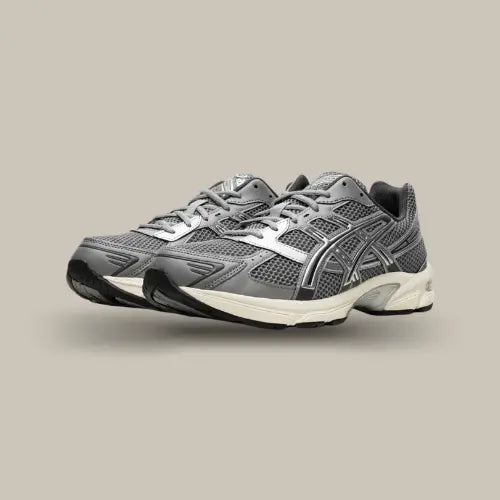 Paire de ASICS Gel-1130 Clay Grey Pure Silver vue de trois-quarts, avec design rétro running et semelle amortie GEL. Disponible sur Offsneakz.