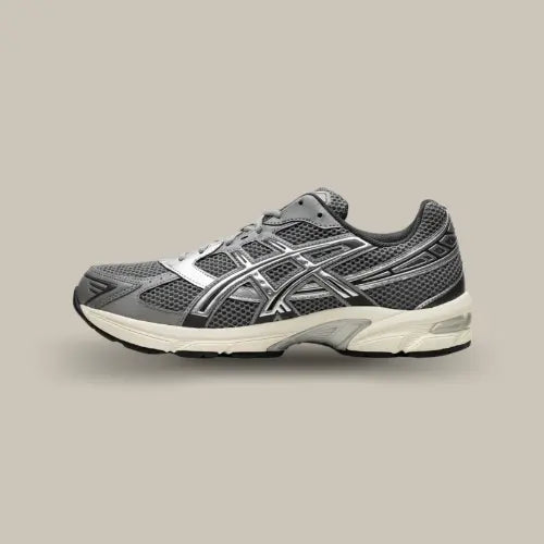 Vue de côté de la ASICS Gel-1130 Clay Grey Pure Silver dans son coloris gris et argent, idéale pour un look streetwear moderne et polyvalent. Disponible sur Offsneakz.