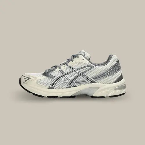 ASICS Gel-1130 Cream Clay Grey vue latérale – sneaker rétro running avec détails gris et crème, disponible sur Offsneakz.