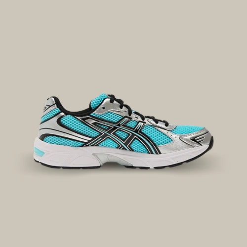 ASICS Gel-1130 Larimar Blue Pure Silver bleu turquoise et argentée, vue de profil intérieur sur fond beige. Disponible sur Offsneakz.