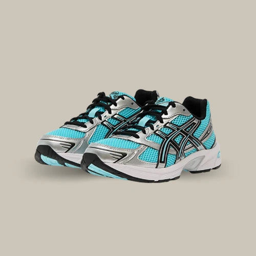 ASICS Gel-1130 Larimar Blue Pure Silver bleu turquoise et argentée, vue de trois quarts sur fond beige. Disponible sur Offsneakz.