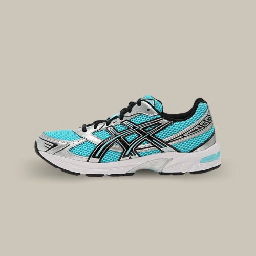 ASICS Gel-1130 Larimar Blue Pure Silver bleu turquoise et argentée, vue de profil extérieur sur fond beige. Disponible sur Offsneakz