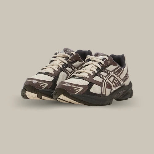 Paire de ASICS Gel-1130 Oatmeal Obsidian Grey beige et marron, vue de trois quarts sur fond beige. Disponible sur Offsneakz.