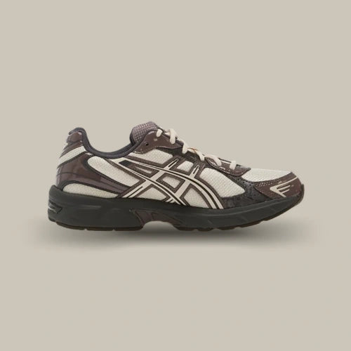 ASICS Gel-1130 Oatmeal Obsidian Grey en mesh crème avec empiècements marron, vue de profil. Disponible sur Offsneakz.