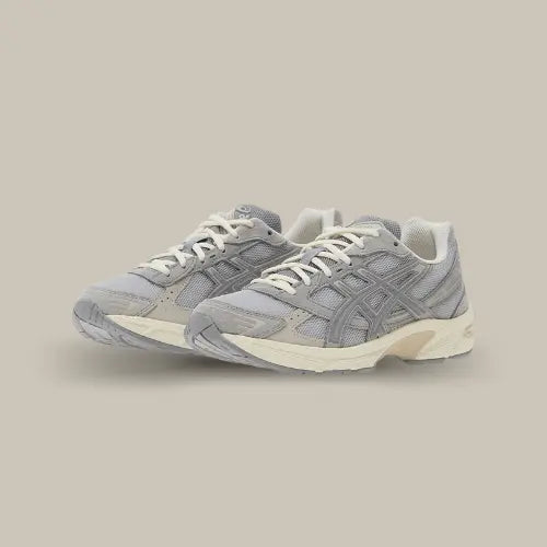 La ASICS Gel-1130 Piedmont Grey Sheet Rock est la sneaker parfaite pour les amateurs de style rétro et de confort moderne. Inspirée des designs de running des années 2000, cette paire arbore une palette subtile de gris avec des touches de beige qui lui donnent un look épuré et polyvalent. Sa tige en mesh respirant, renforcée par des superpositions en daim, offre à la fois durabilité et confort, tandis que la technologie GEL emblématique d'ASICS assure un amorti tout au long de la journée.