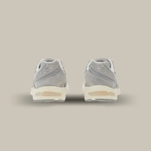 L'arrière de la Asics Gel-1130 Piedmont Grey Sheet Rock avec sa base grise et sa semelle blanche.