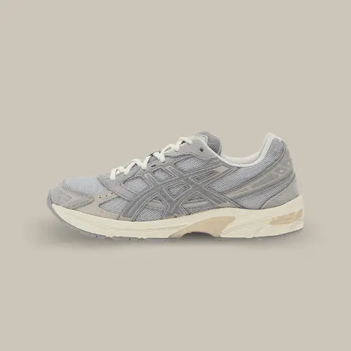 La Asics Gel-1130 Piedmont Grey Sheet Rock vue de côté avec sa base grise et sa semelle blanche.