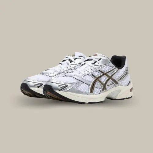 Vue de trois-quarts Asics Gel-1130 argent et gris – Disponible sur Offsneakz.