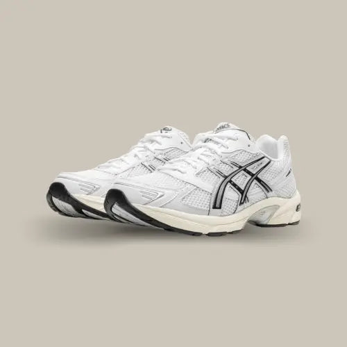 Paire de Asics Gel-1130 White Cloud Grey en perspective avec logo latéral iconique. Disponible sur Offsneakz.