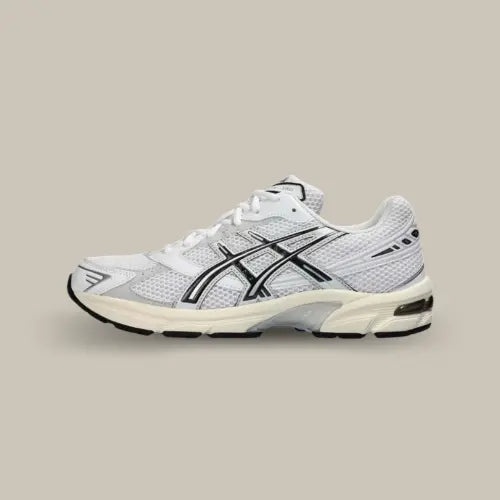 Vue latérale de la Asics Gel-1130 White Cloud Grey en mesh blanc et détails gris argentés. Disponible sur Offsneakz.