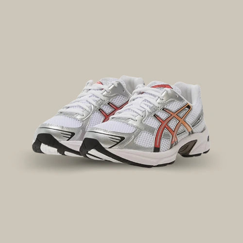Paire de ASICS Gel-1130 White Red Snapper blanche et argentée avec détails rouge corail et orange, vue de trois quarts. Disponible sur Offsneakz.