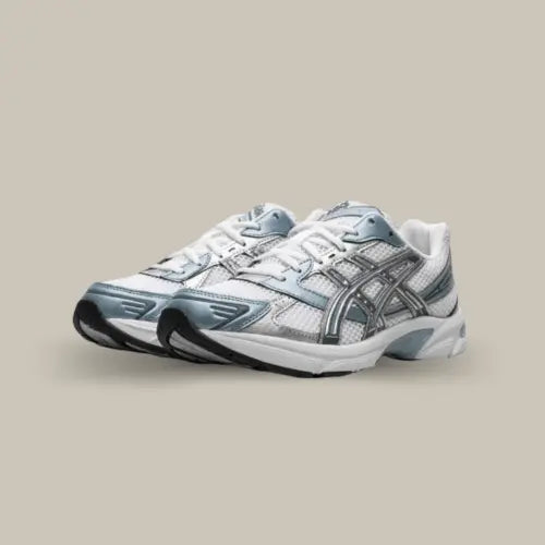 La ASICS Gel-1130 White Shark Skin possède une base mixant mesh blanc&nbsp;et renforts en&nbsp;cuir bleu clair et argenté. Niveau confort, on retrouve le système Gel qui vous offrira un confort inégalé complété par une une semelle moulée.