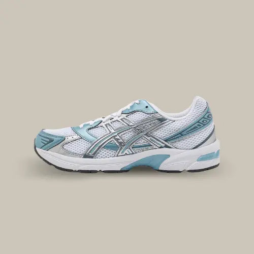 La ASICS Gel-1130 White Shark Skin vue de côté avec sa base en mash blanche et ses empiècements en cuir argent et bleu.