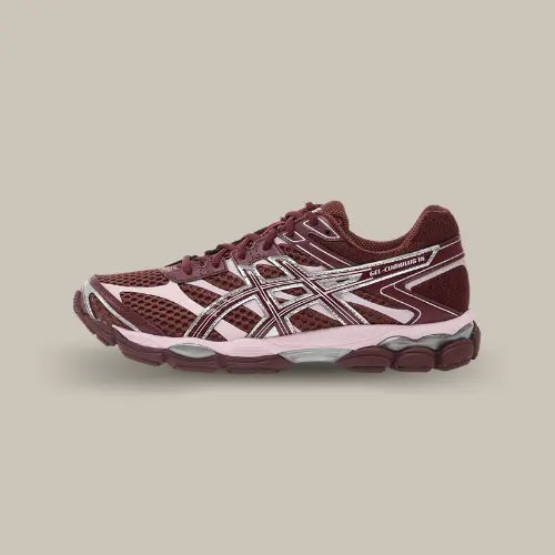 ASICS Gel-Cumulus 16 Burgundy Pink – sneaker emblématique ASICS avec amorti GEL et finition bordeaux brillante, disponible sur Offsneakz.