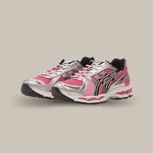 Paire de ASICS GEL-Kayano 12.1 Dragon Fruit Black rose, argentée et noire, vue de trois quarts sur fond beige. Disponible sur Offsneakz.