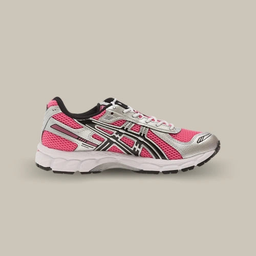 ASICS GEL-Kayano 12.1 Dragon Fruit Black rose et argentée, vue de profil sur fond beige. Disponible sur Offsneakz.