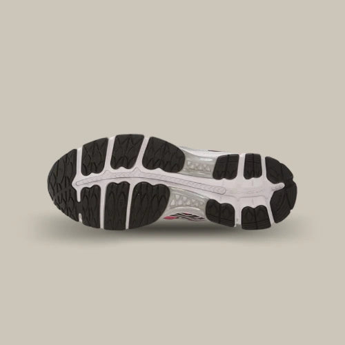 Semelle extérieure de la ASICS GEL-Kayano 12.1 Dragon Fruit Black, noire et blanche, vue de dessous. Disponible sur Offsneakz.