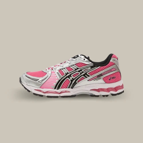 ASICS GEL-Kayano 12.1 Dragon Fruit Black rose, argentée et noire, vue de profil extérieur sur fond beige. Disponible sur Offsneakz.