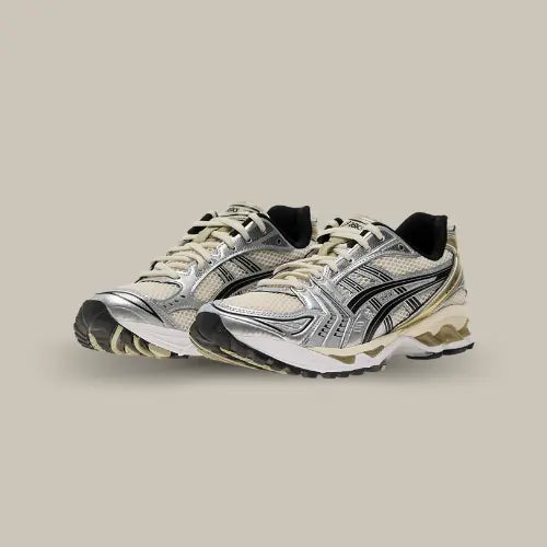 Vue en perspective de la ASICS Gel-Kayano 14 Birch Pure Silver mettant en avant son mesh respirant et ses superpositions argentées et dorées, sur Offsneakz.