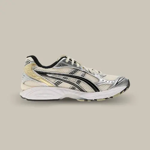Vue latérale intérieure de la ASICS Gel-Kayano 14 Birch Pure Silver affichant ses détails argentés et dorés, disponible sur Offsneakz.