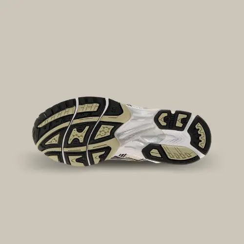 Semelle extérieure de la ASICS Gel-Kayano 14 Birch Pure Silver avec grip performant et détails contrastés, disponible sur Offsneakz.