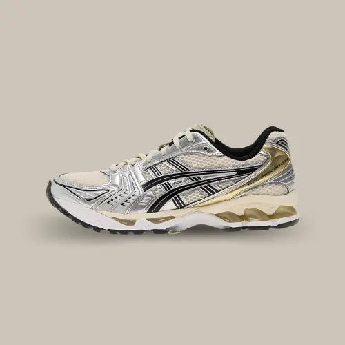 Vue latérale extérieure de la ASICS Gel-Kayano 14 Birch Pure Silver avec sa silhouette rétro running et sa semelle GEL™, en vente sur Offsneakz.