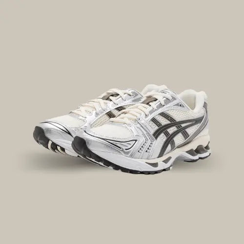 La ASICS Gel-Kayano 14 Cream Black Metallic Plum possède une base en mesh crème recouvert de plusieurs empiècements en cuir argenté autour du Tiger Stripe en cuir noir. Une semelle crème&nbsp; dotée de la technologie d'amorti GEL parfait la paire de basket argentée.