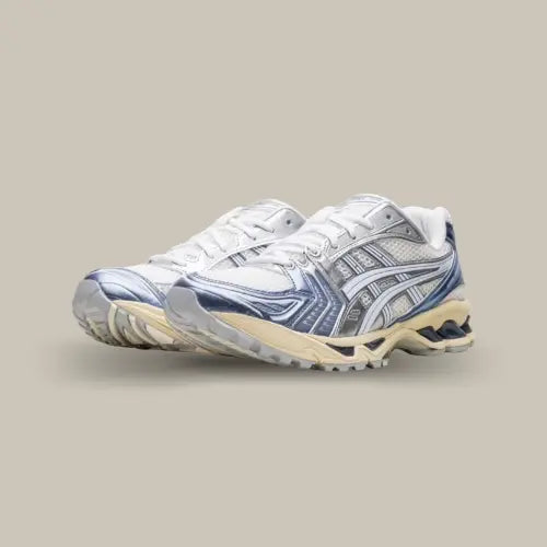 Asics Gel-Kayano 14 Cream Metallic Blue vue trois quarts, paire de sneakers unisexe avec tige en mesh crème, détails métalliques bleu chrome et semelle amortissante GEL, style rétro-running tendance.