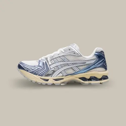 Asics Gel-Kayano 14 Cream Metallic Blue vue latérale, sneaker unisexe au design rétro-tech avec tige en mesh crème, superpositions métalliques bleues et semelle GEL amortissante, style running vintage revisité.