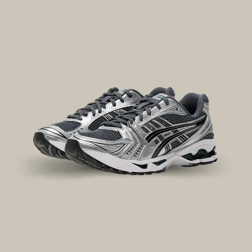 Fidèle à son ADN rétro-tech, la Asics Gel-Kayano 14 Metropolis Jasper Green revient en force avec une silhouette running ultra dynamique mêlant détails futuristes et vibes 2000s. Ce coloris inédit associe un mesh gris anthracite respirant à des superpositions métalliques chromées, subtilement rehaussées par des touches de vert émeraude foncé. Dotée de la technologie GEL™ pour un amorti fluide et confortable, cette sneaker séduit autant les amateurs de sneakers performance que les passionnés de streetwear.
