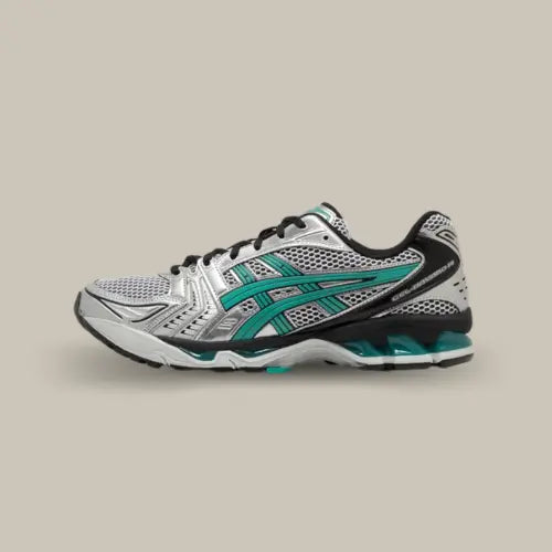 La Asics Gel-Kayano 14 Tiffany avec sa base couleur argenté et son tiger de couleur vert représentant la marque Tiffany accordé au systèe GEL se trouvant dans la semelle.