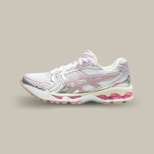 La Asics Gel-Kayano 14 Unlimited Pack White Fawn vue de côté avec sa base blanche et son tiger rose pale. On retrouve le système GEL dans un rose plus marqué.