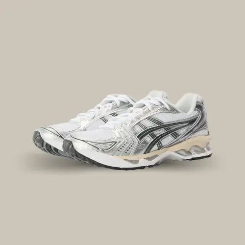 Basket ASICS Gel-Kayano 14 White Graphite Grey en perspective avant, soulignant son design rétro running et ses superpositions métalliques. Disponible sur Offsneakz.