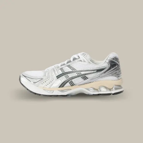 Sneaker ASICS Gel-Kayano 14 White Graphite Grey vue de côté avec détails argentés et semelle running équipée de la technologie GEL. Disponible sur Offsneakz.