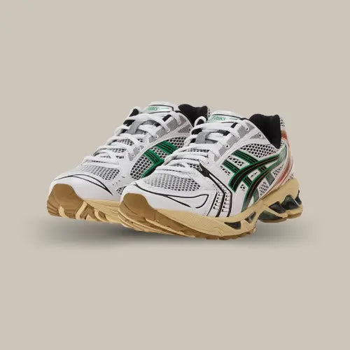 Paire de ASICS Gel-Kayano 14 White Hinoki Beige vue de trois quarts - Offsneakz.