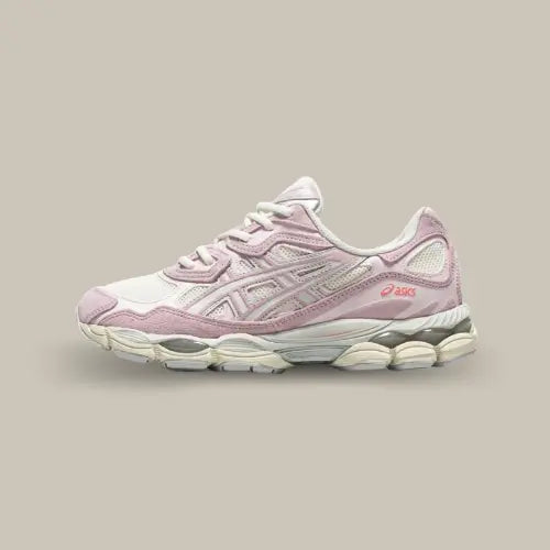 Plonge dans l’univers du style et du confort ultime avec la ASICS Gel-NYC Cream Rose Water, une sneaker qui bouscule les codes rétro-running. Ce modèle incontournable associe un mesh respirant à des empiècements en daim rose pâle pour un look délicat et tendance, parfait pour la saison. Dotée de la célèbre technologie GEL™ signée ASICS, elle assure un amorti premium et un confort optimal au quotidien.